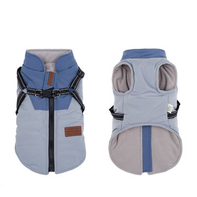 Cappotto per cani da passeggio all'aperto con imbracatura incorporata e materiale impermeabile