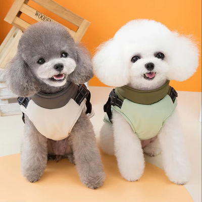 Cappotto per cani da passeggio all'aperto con imbracatura incorporata e materiale impermeabile