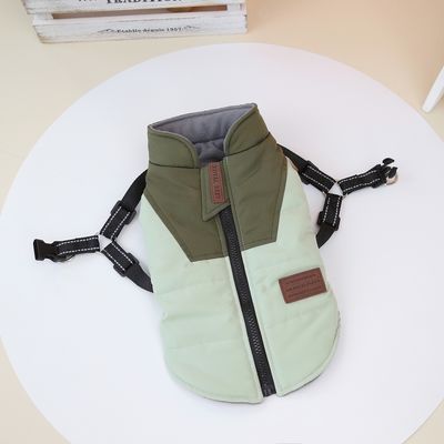 Cappotto per cani da passeggio all'aperto con imbracatura incorporata e materiale impermeabile