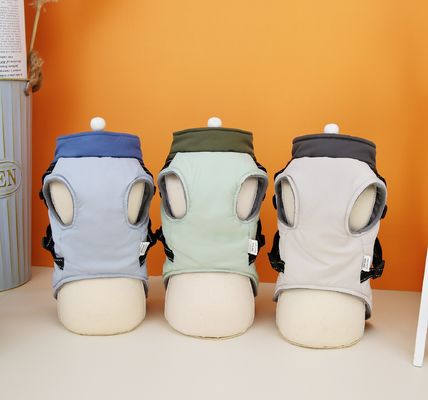 Cappotto per cani da passeggio all'aperto con imbracatura incorporata e materiale impermeabile