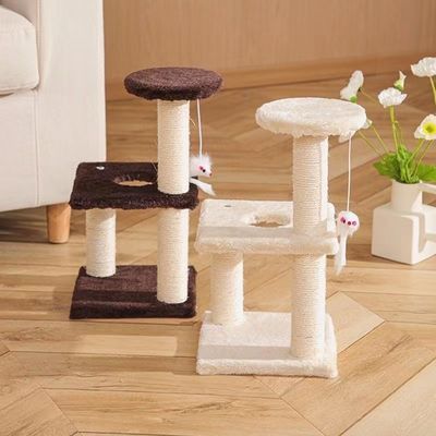 Tre colonne di tre strati quadrati di piastre di gatto per gatti energetici