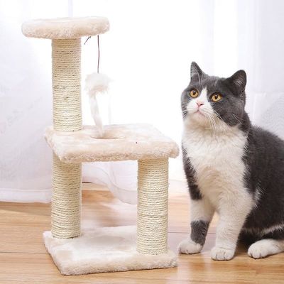 Tre colonne di tre strati quadrati di piastre di gatto per gatti energetici