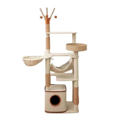 Torre del gatto di legno completamente avvolta con palle pendenti sostitutibili e pali sisal da graffiare