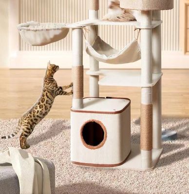 Torre del gatto di legno completamente avvolta con palle pendenti sostitutibili e pali sisal da graffiare