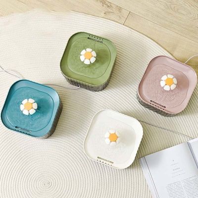 Dispensatore automatico di acqua per gatti in forma di fiore in plastica per animali domestici